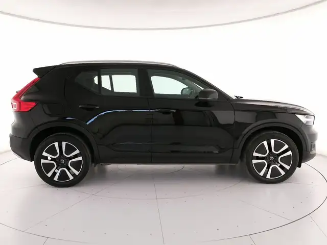 Volvo XC40 view 3