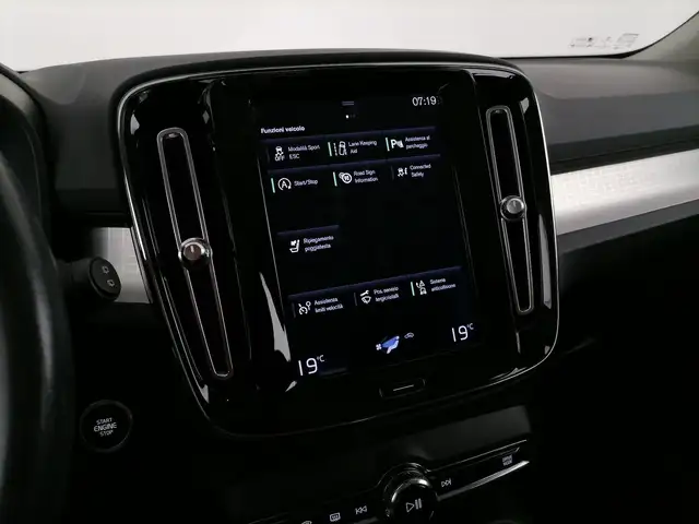 Volvo XC40 view 19