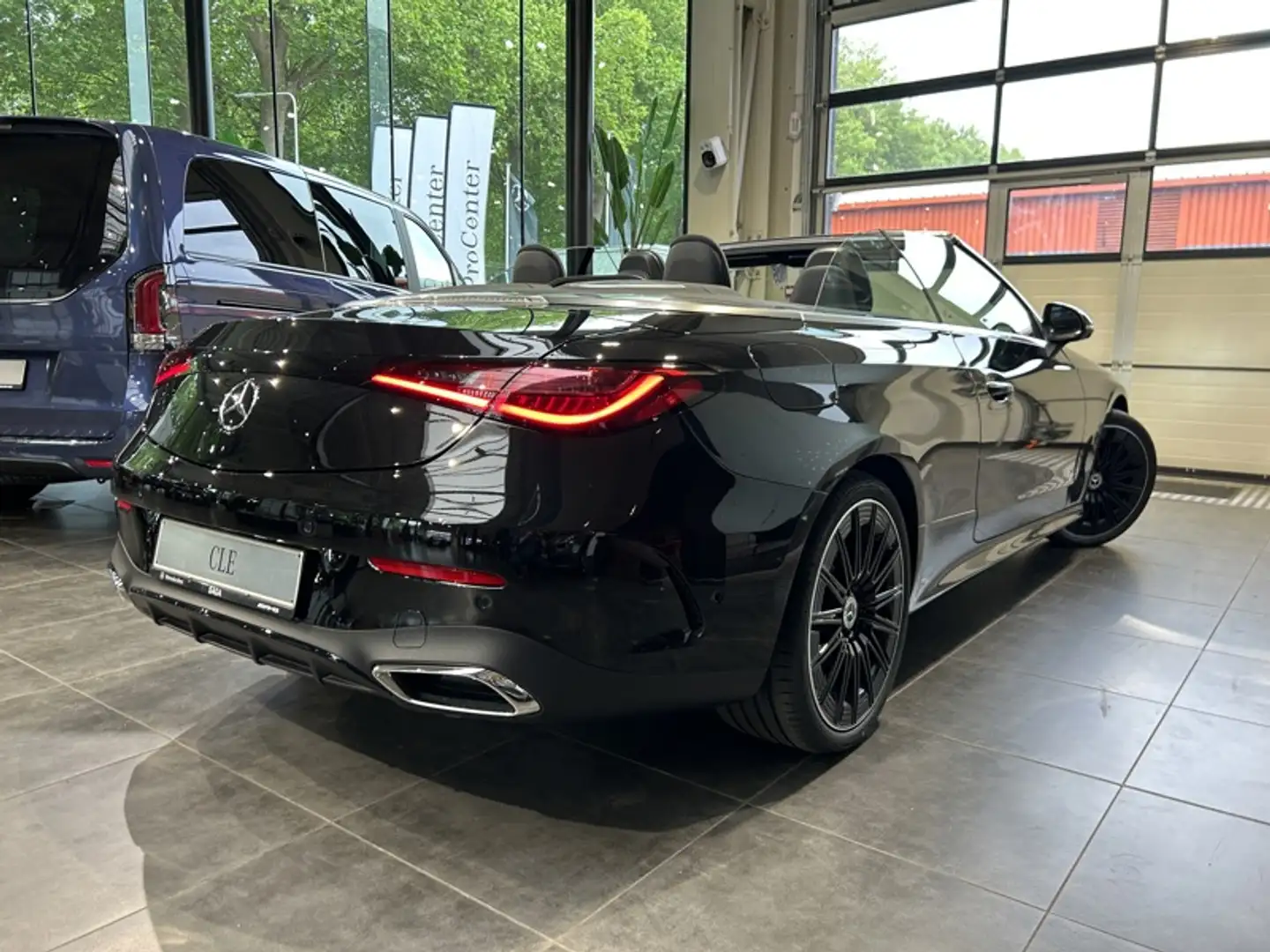 Mercedes-Benz Cabriolet 180 AMG Line Zwart - 2
