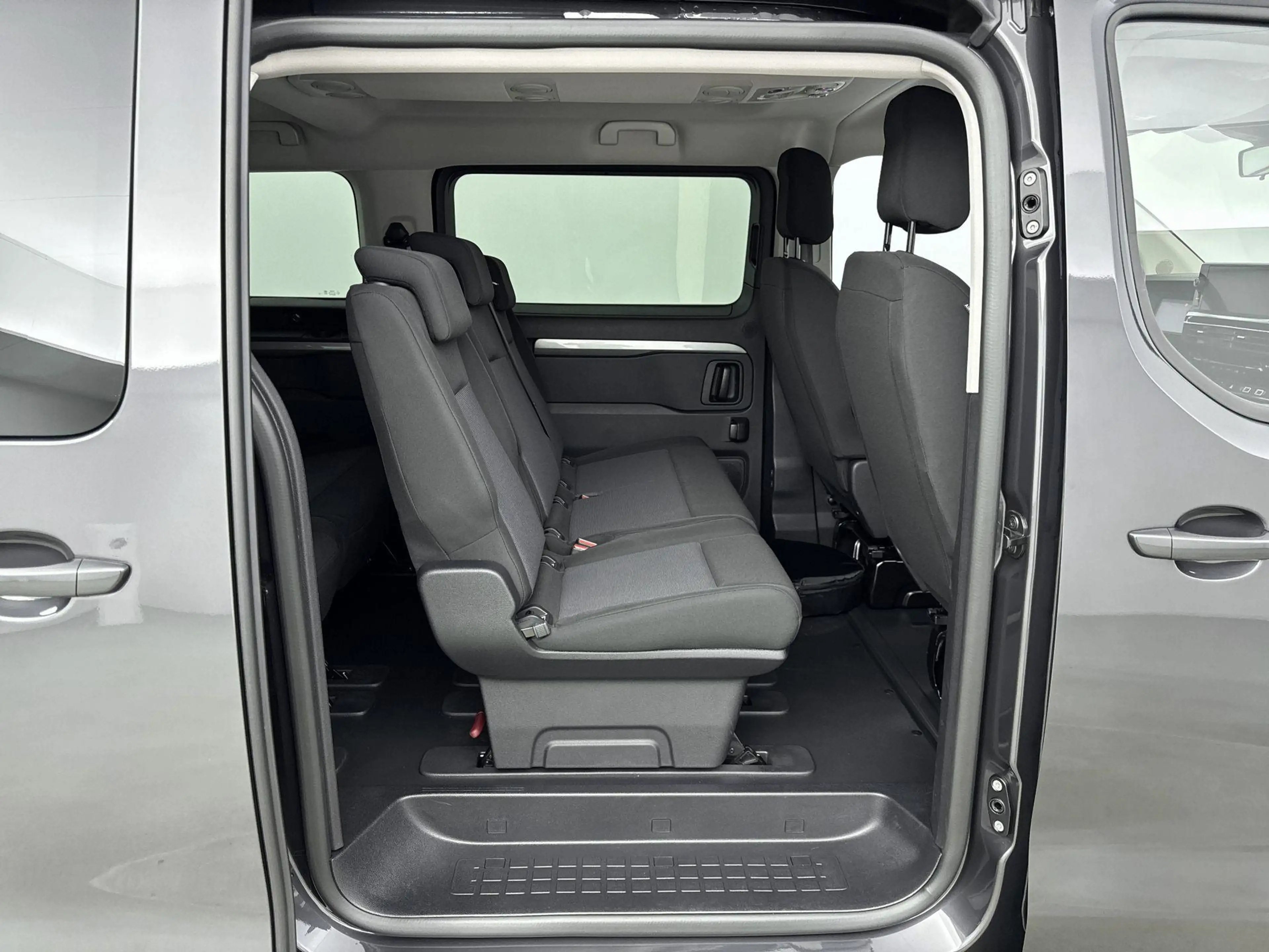 Peugeot e-Traveller 75 kWh | Demo | 8 Personen | Navigatie | Camera | — photo 7