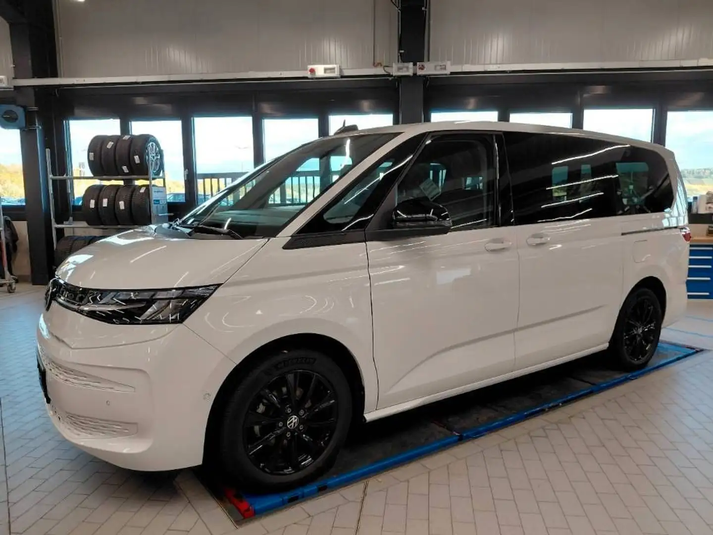 Volkswagen T7 Multivan Life lang LÜ ACC AHK SHZ RFK LRHZ QI Biały - 2