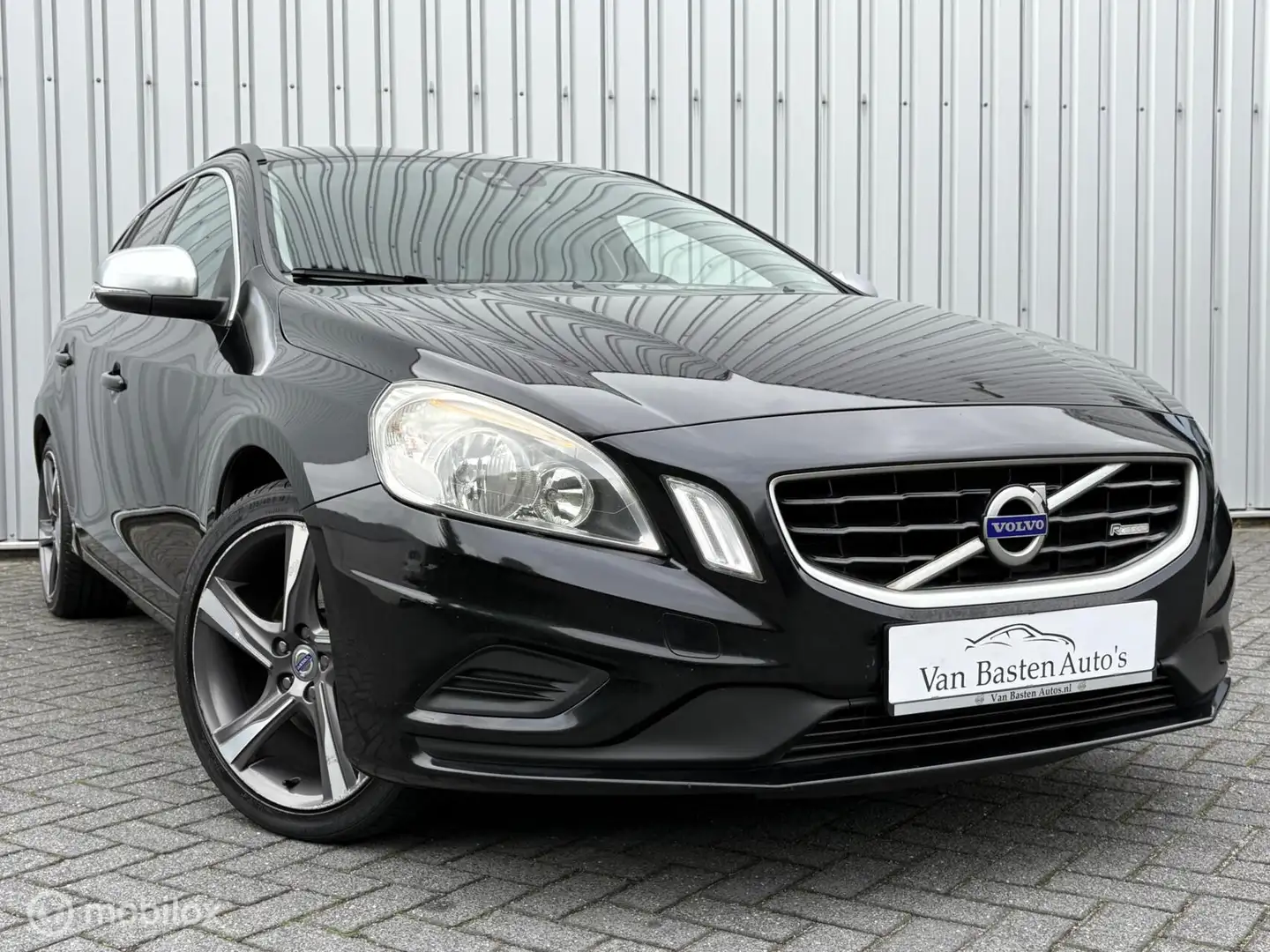 Volvo V60 2.0 D3 R-Design | 5 cil | Leder | Navi | E5 | 2013 Zwart - 1