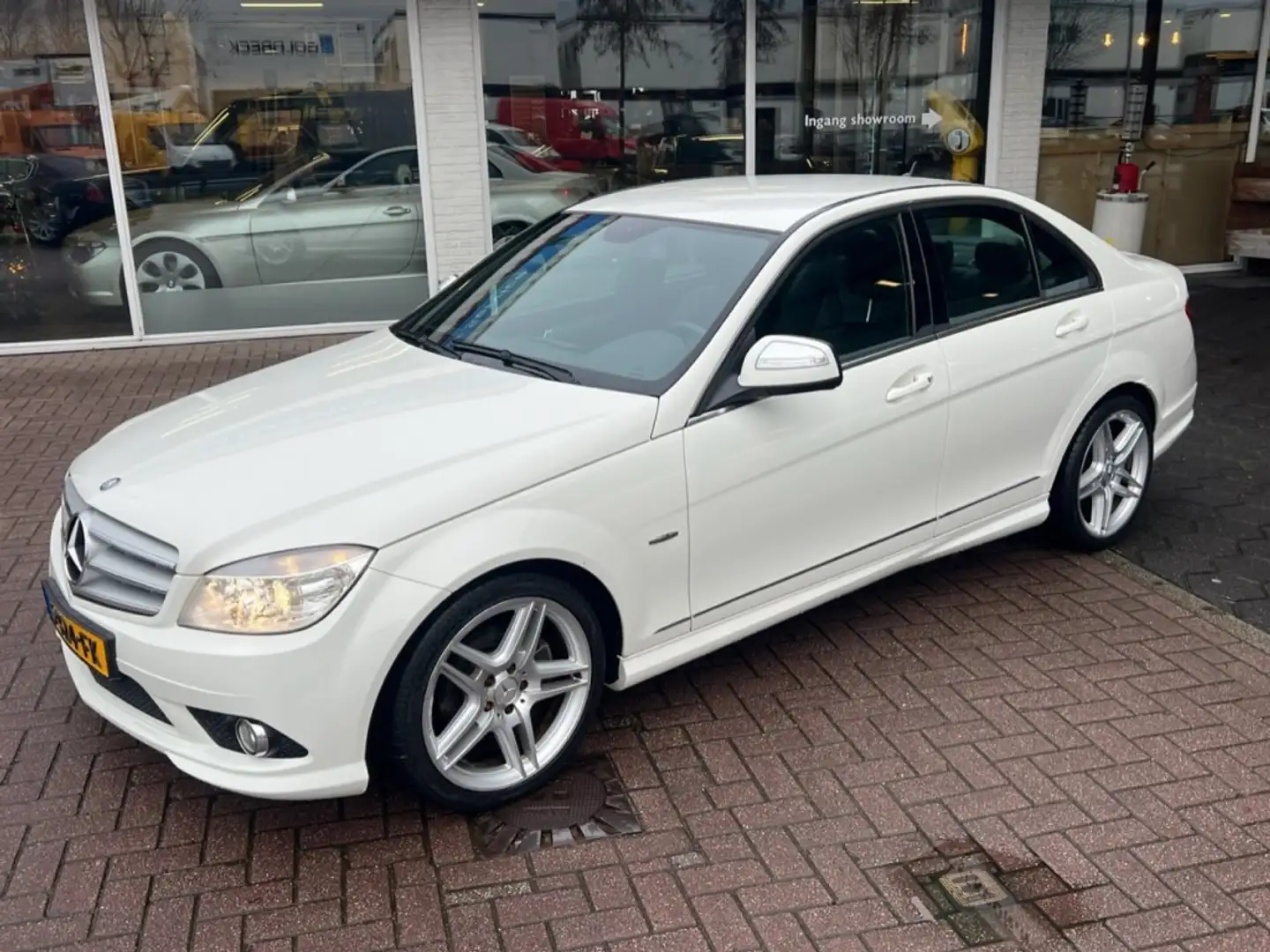 Mercedes-Benz 200K AVANTGARDE AMG LINE Navi / Ecc #BEAUTY Alb - 2