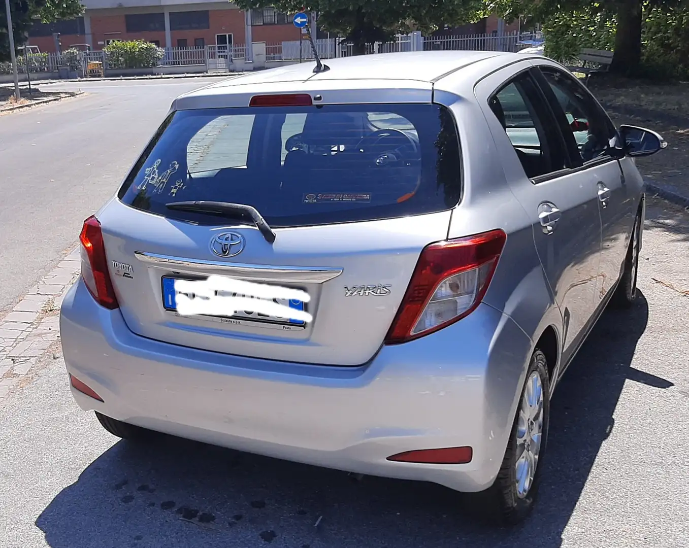Toyota Yaris 5p 1.0 Lounge Argento - 2