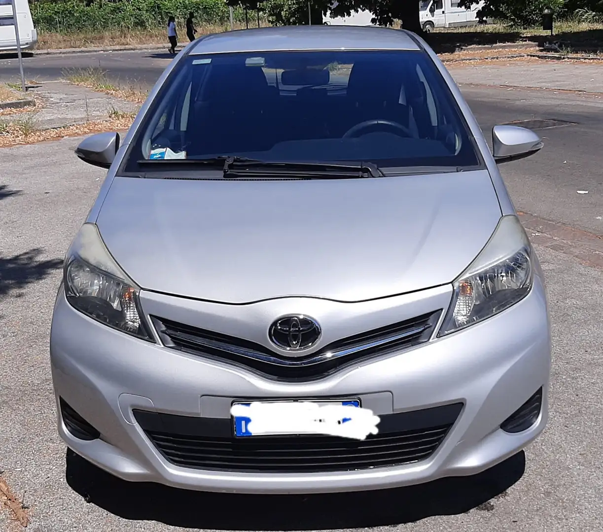 Toyota Yaris 5p 1.0 Lounge Argento - 1