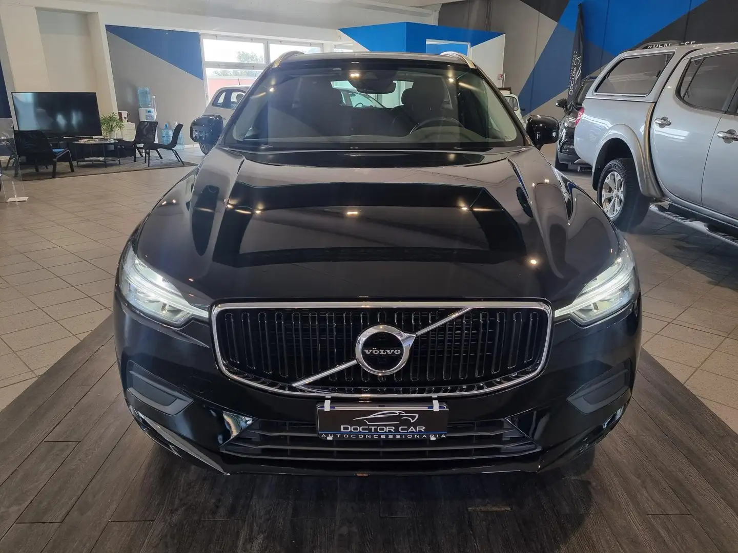 Volvo XC60 2.0 b4 Momentum auto Nero - 2