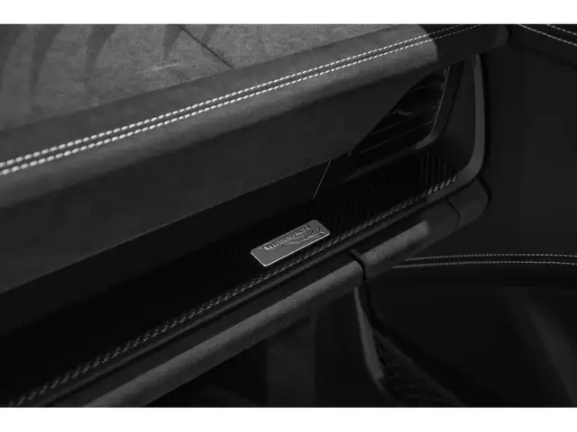 Porsche 992 view 21