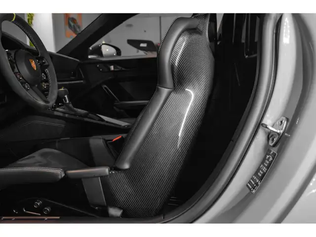 Porsche 992 view 15
