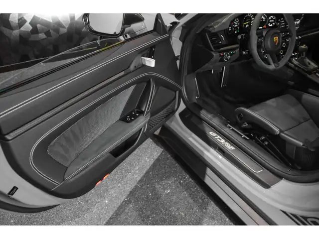Porsche 992 view 18