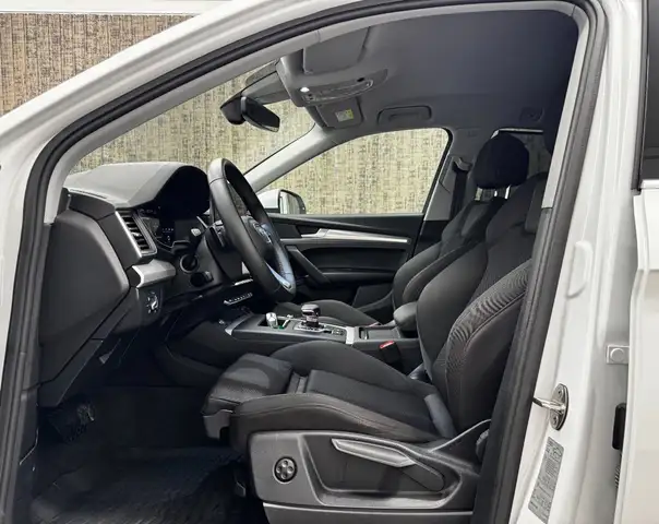 Audi Q5 view 8