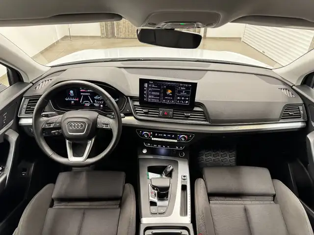 Audi Q5 view 11