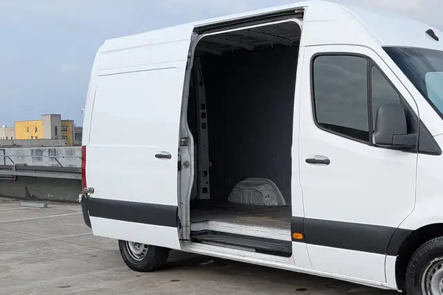 Mercedes-Benz Sprinter view 4