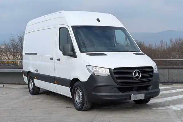 Mercedes-Benz Sprinter view 3
