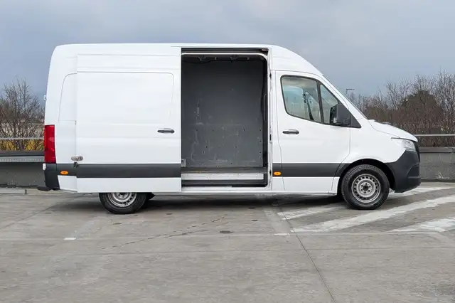 Mercedes-Benz Sprinter view 5