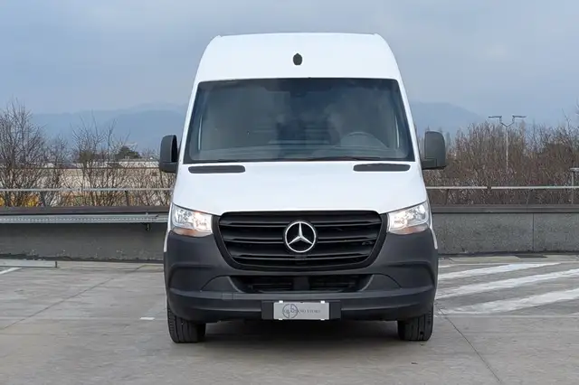 Mercedes-Benz Sprinter view 2