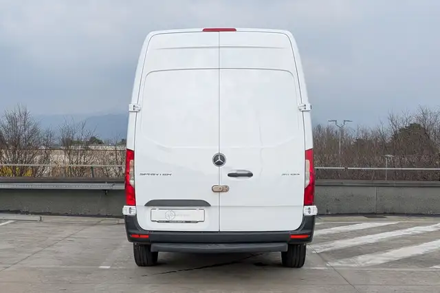 Mercedes-Benz Sprinter view 7