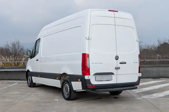 Mercedes-Benz Sprinter view 9