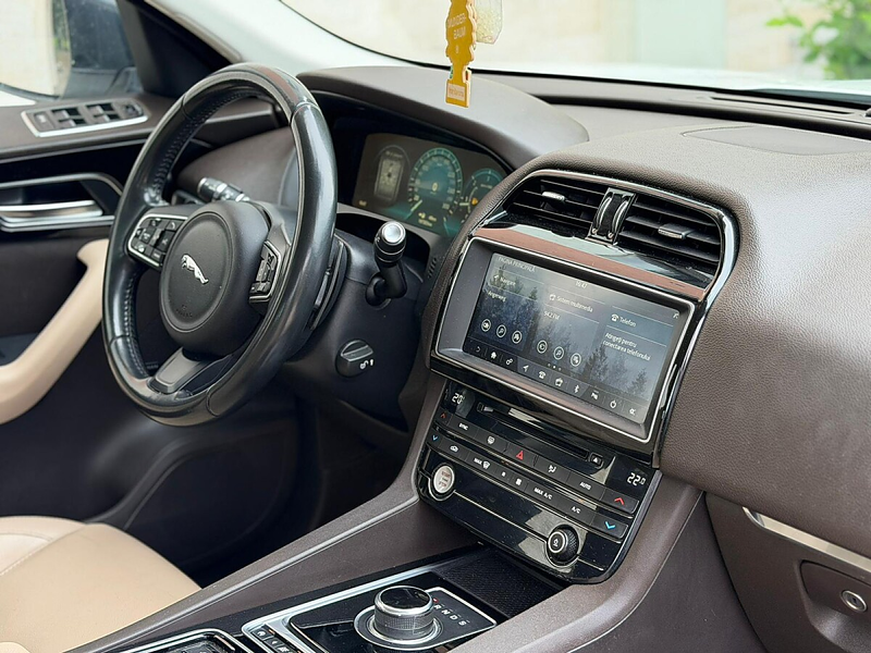 Jaguar F-Pace 20d AWD Prestige Aut. — photo 15