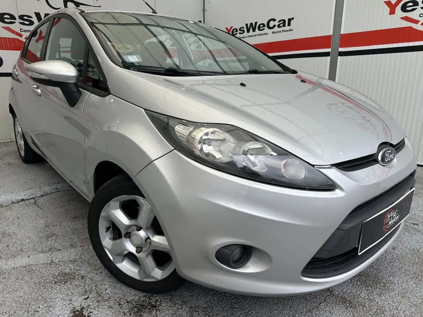 Ford Fiesta 1.40TDCi Ambiente Grijs - 1