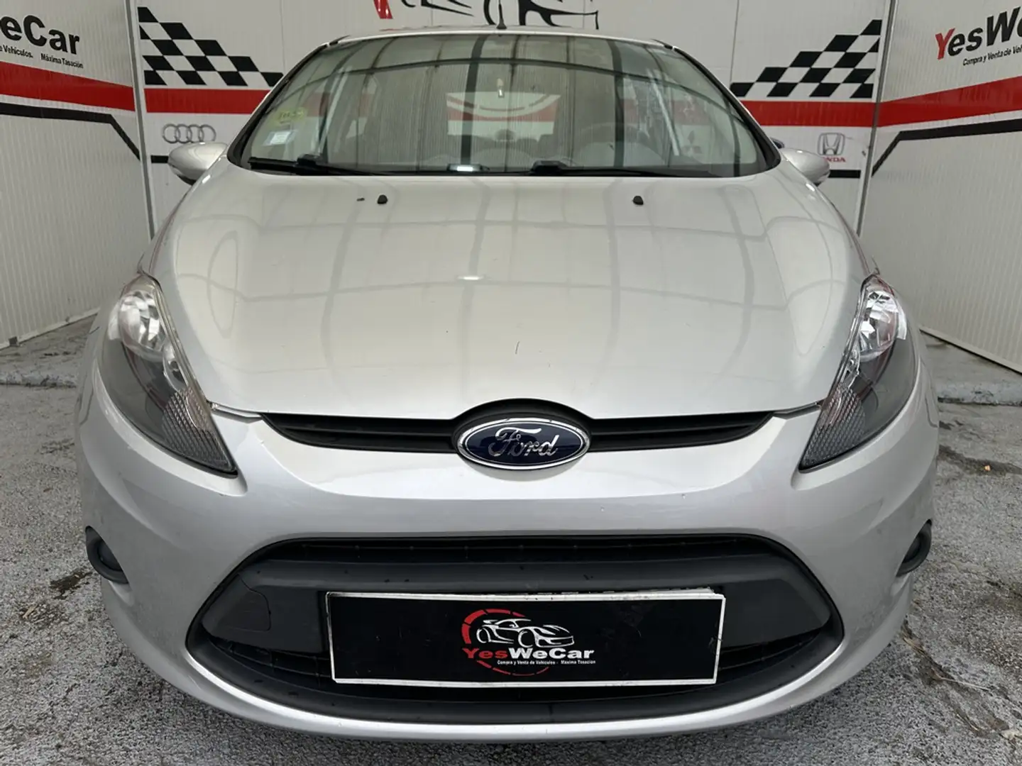 Ford Fiesta 1.40TDCi Ambiente Grijs - 2