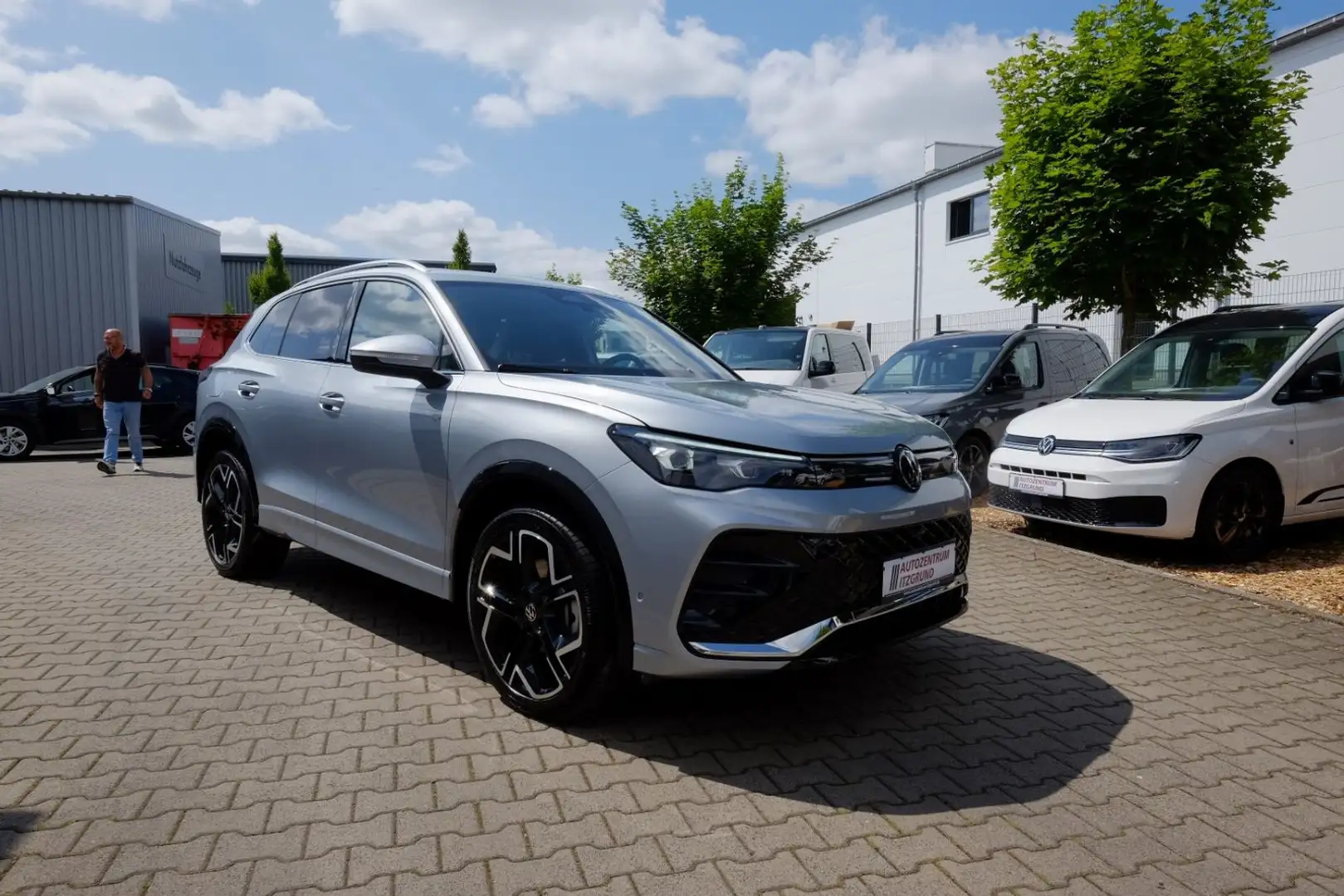 Volkswagen Tiguan 2.0 TDI R-Line DSG/Pano/IQ/8,5x20/Keyless Zilver - 1