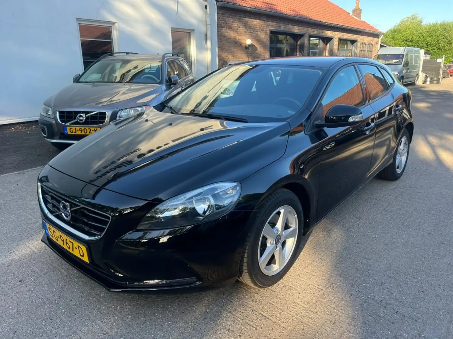 Volvo V40 T2 2.0 Momentum Schwarz - 1