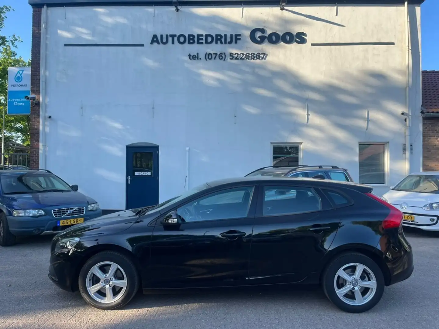 Volvo V40 T2 2.0 Momentum Schwarz - 2