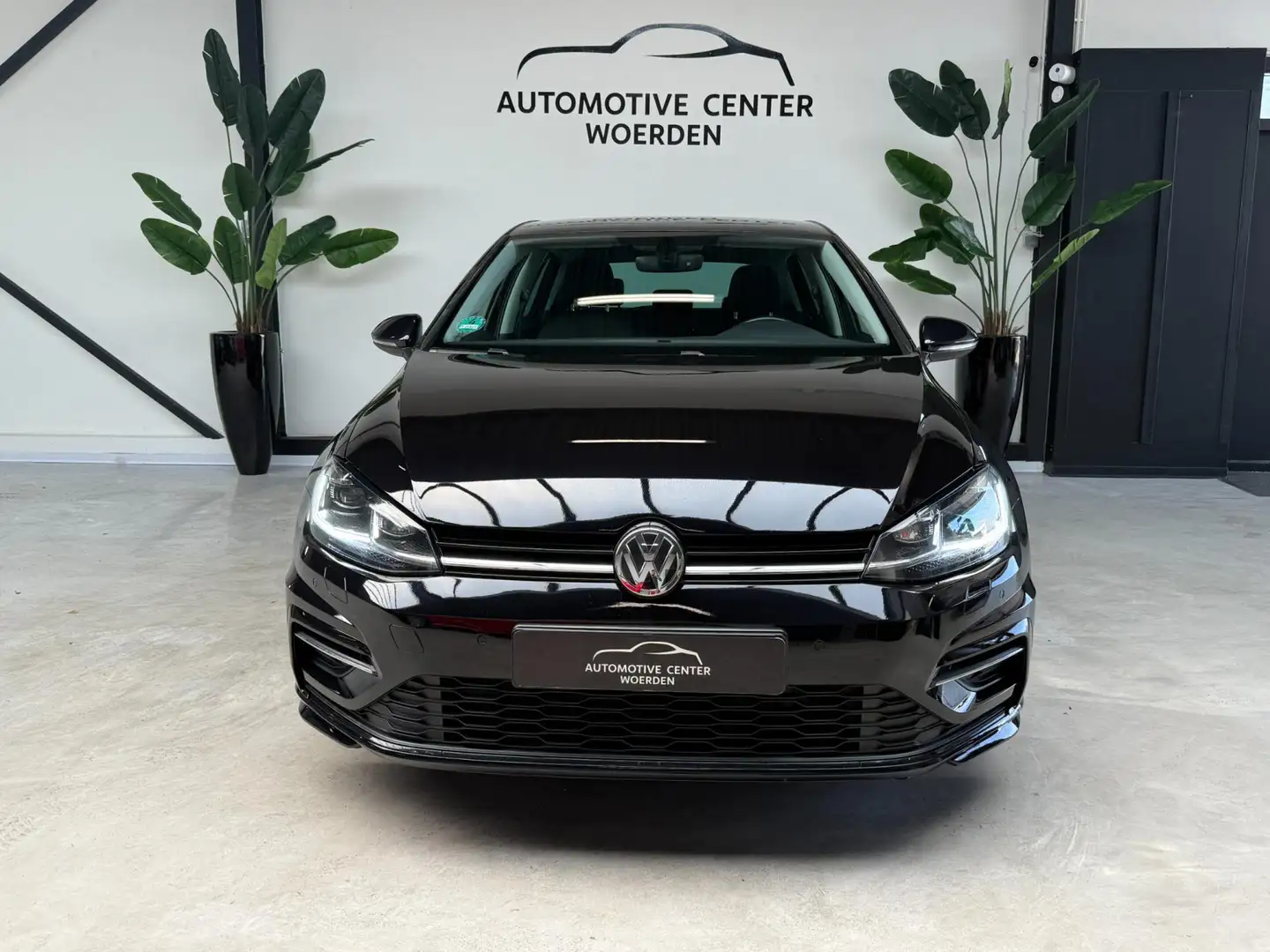 Volkswagen Golf 1.5 TSI R-LINE 150PK LED|ACC|NAVI|STOELVERWARMING Zwart - 2