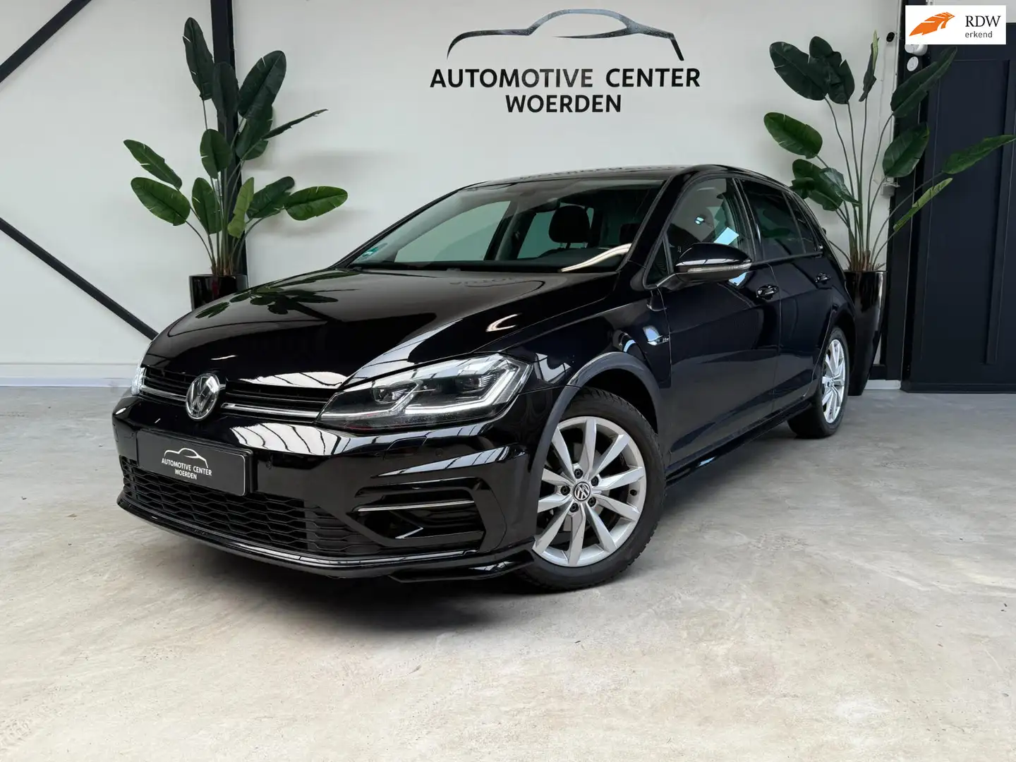 Volkswagen Golf 1.5 TSI R-LINE 150PK LED|ACC|NAVI|STOELVERWARMING Zwart - 1