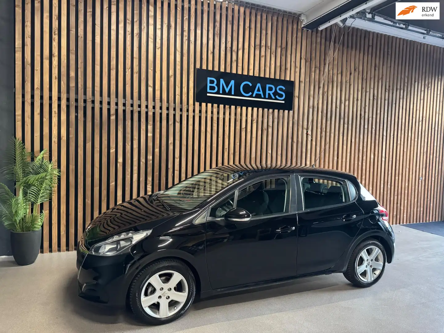 Peugeot 208 1.2 PureTech Blue Lease Airco, PDC, Cruise control Zwart - 1