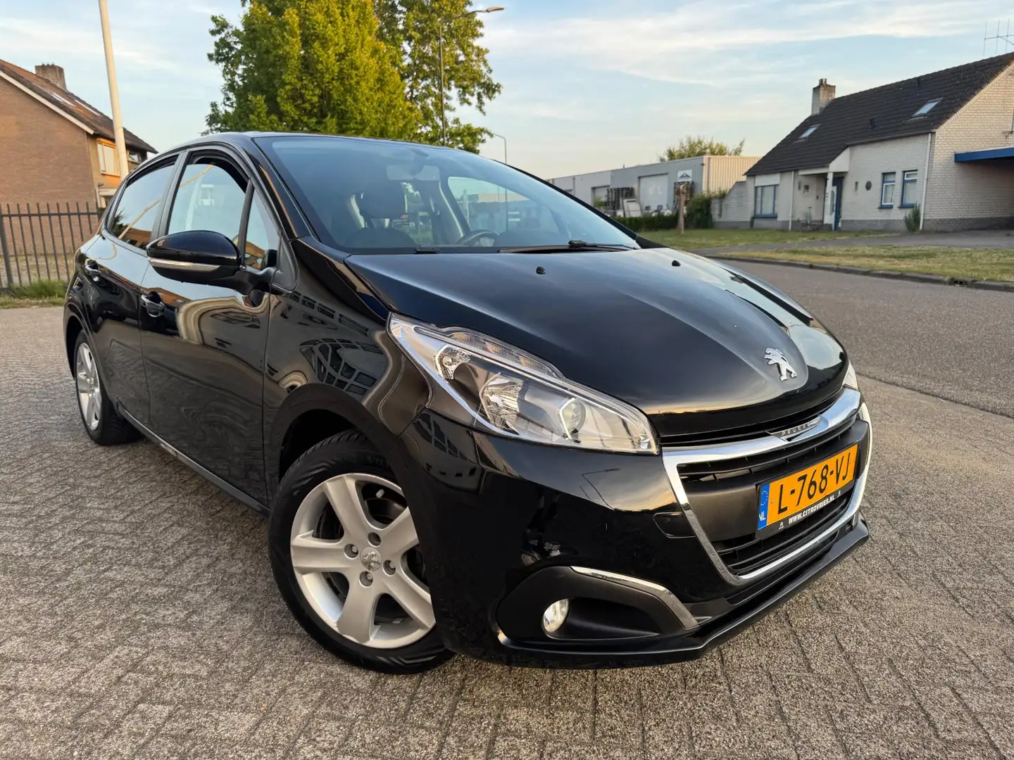 Peugeot 208 1.2 PureTech Blue Lease Airco, PDC, Cruise control Zwart - 2