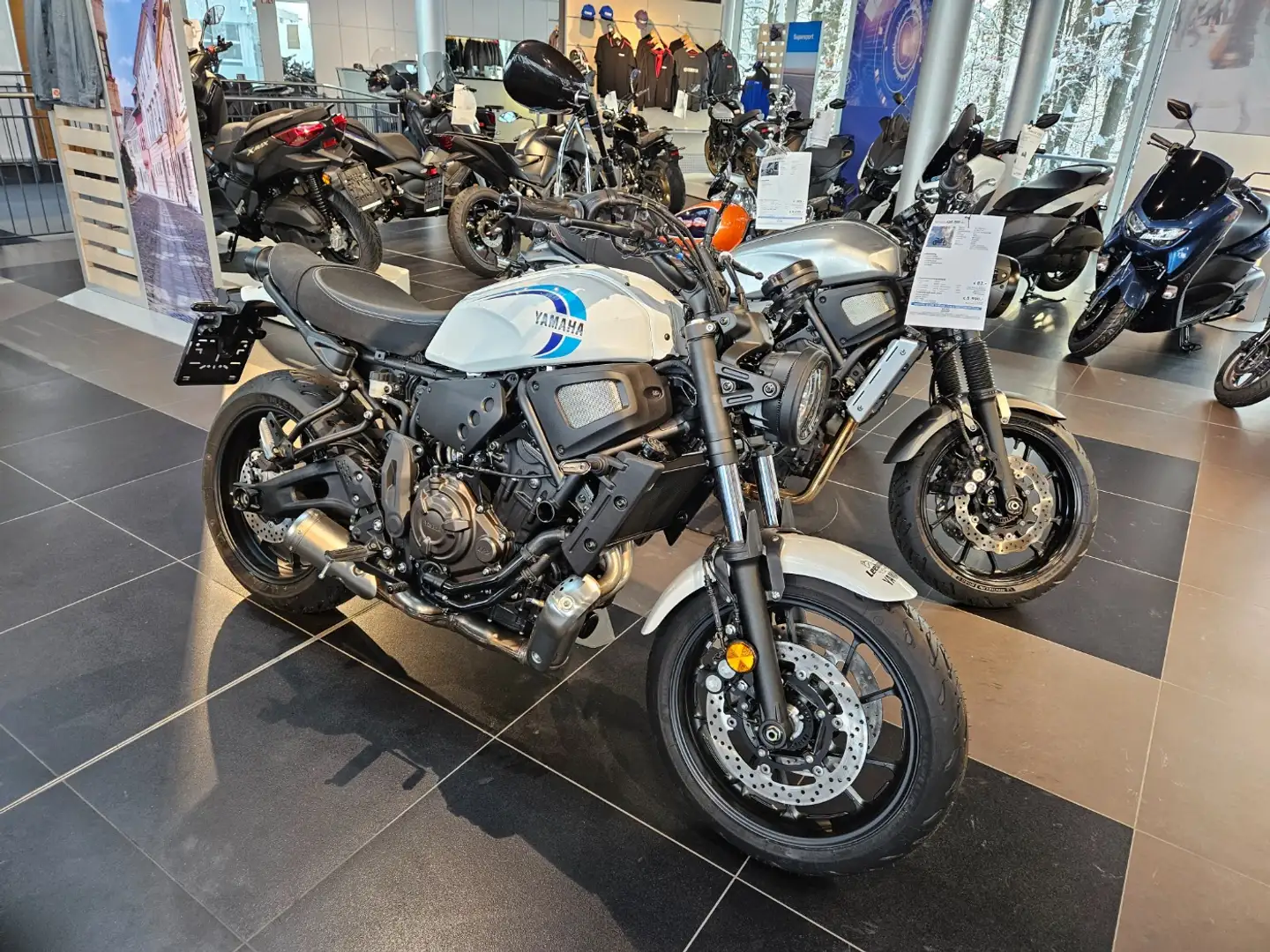 Yamaha XSR 700 Modell 2023 Tageszulassung Bianco - 2