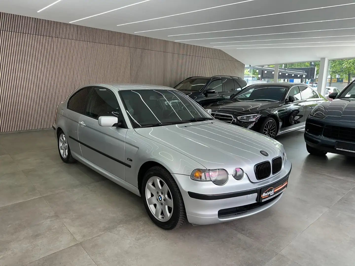 BMW 316 Ti Compact*PDC*Tempomat*SHZ*Automatik* Srebrny - 1