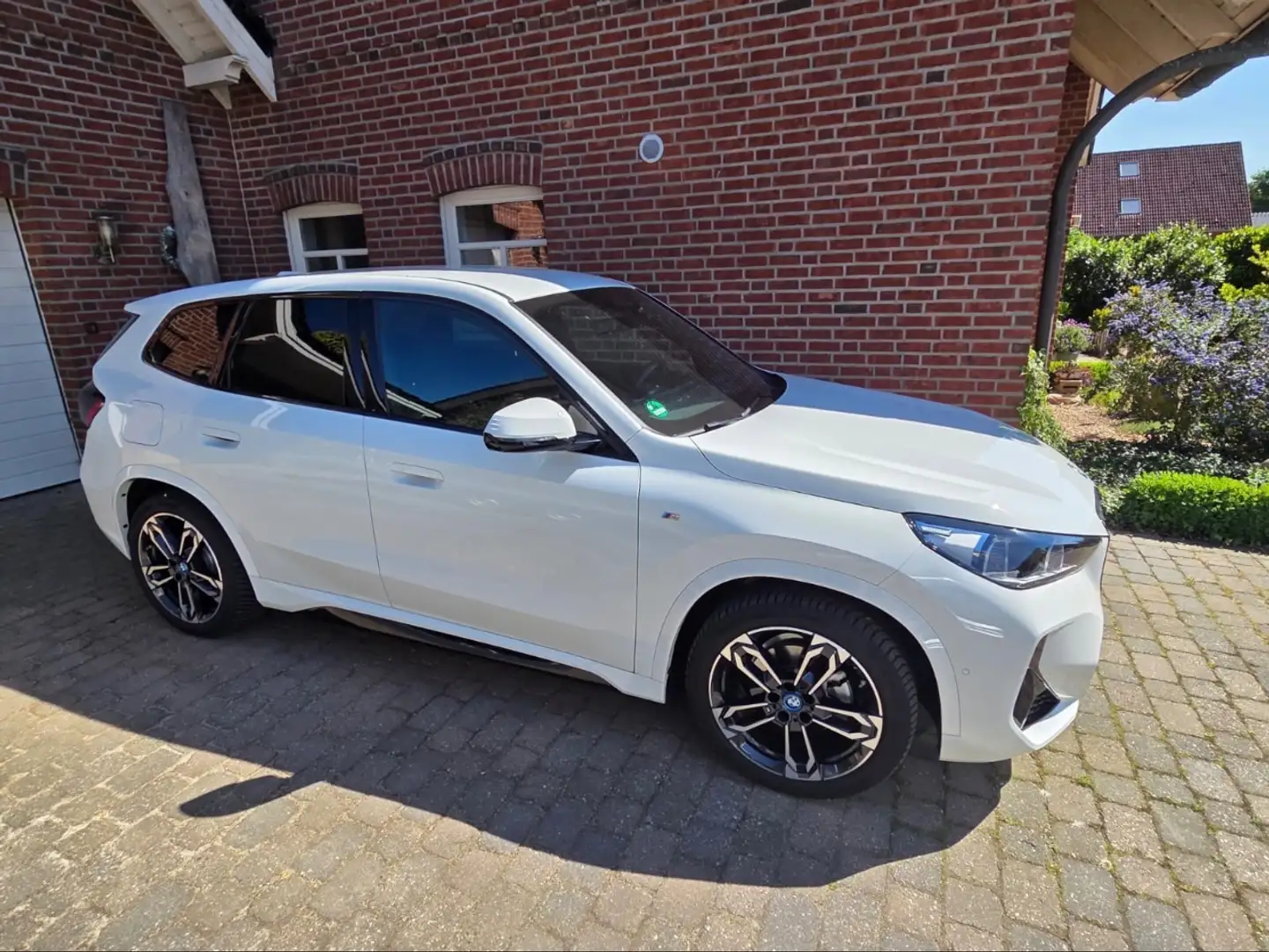 BMW iX1 iX1 eDrive20 M Sportpaket Белый - 1