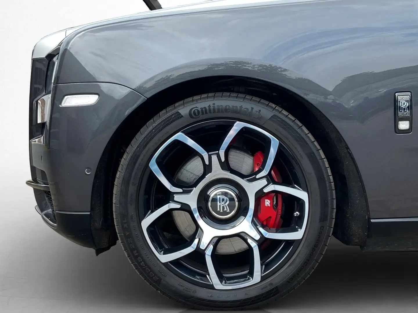 Rolls-Royce Cullinan Black Badge Grau - 2