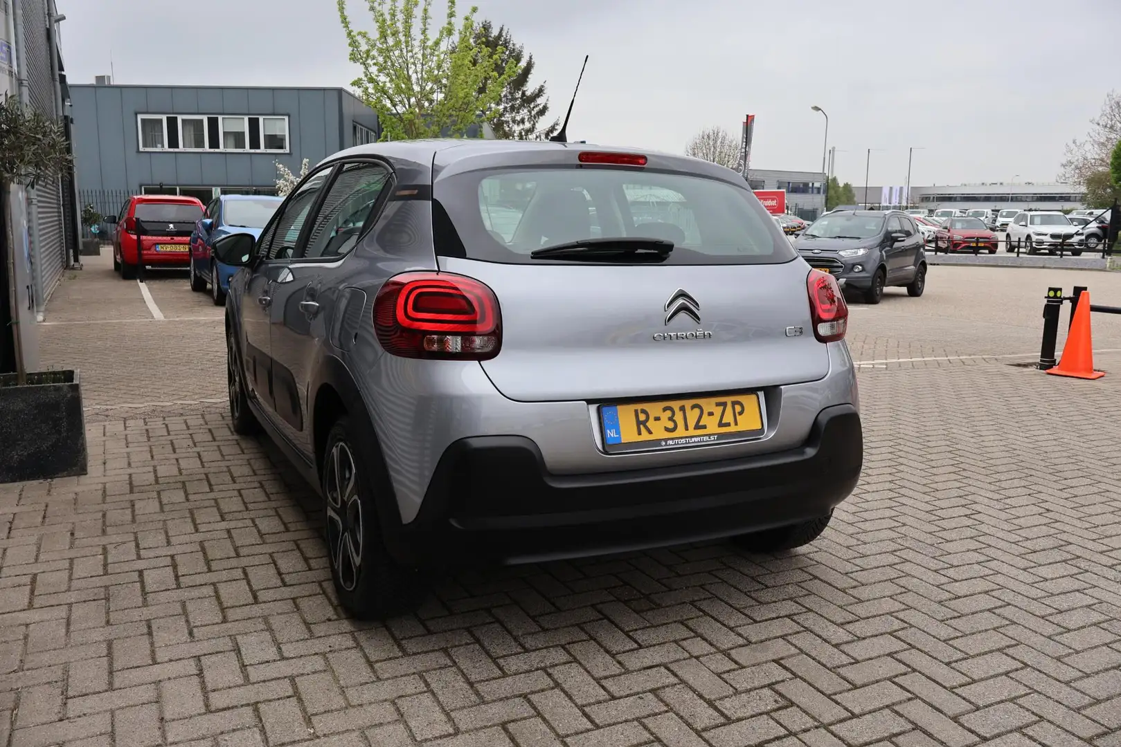 Citroen C3 1.2 PureTech C-Series 2e Eigenaar | Dealer Onderh Grijs - 2