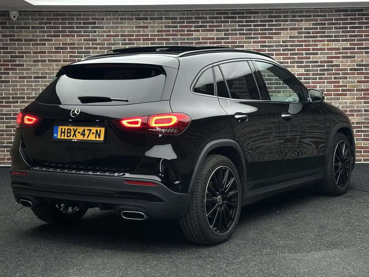 Mercedes-Benz GLA 180 AMG Line Panorama Camera Burmeister Elek Stoel Zwart - 2