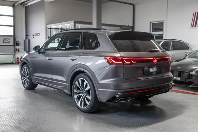 Volkswagen Touareg view 13