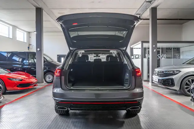 Volkswagen Touareg view 11