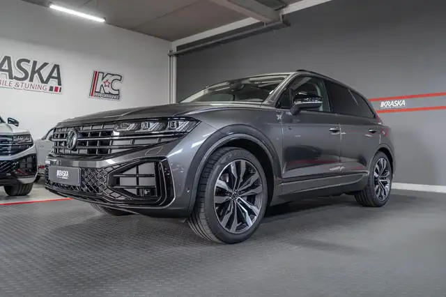 Volkswagen Touareg view 5