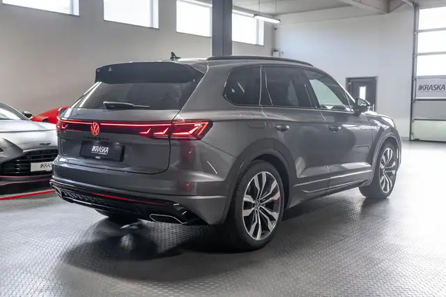 Volkswagen Touareg view 9