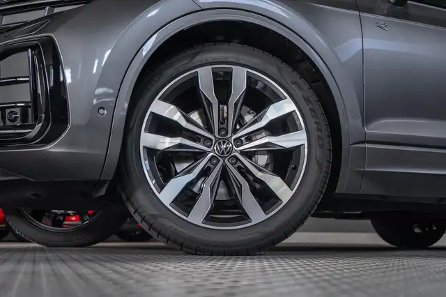 Volkswagen Touareg view 4