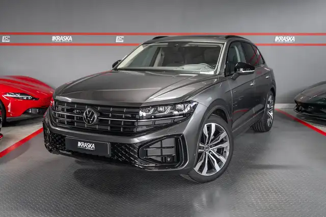 Volkswagen Touareg view 3