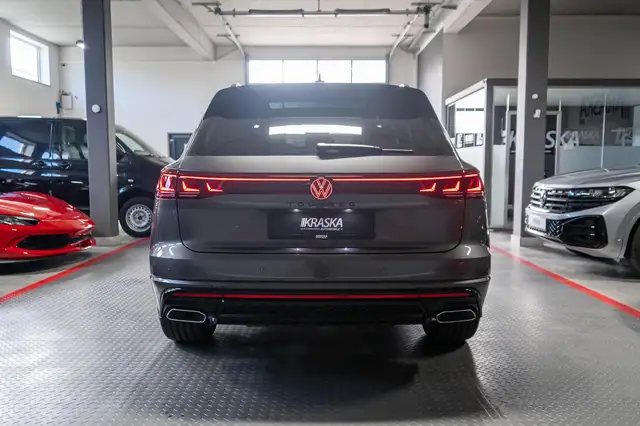 Volkswagen Touareg view 10