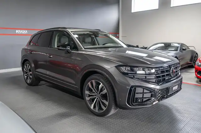 Volkswagen Touareg view 8