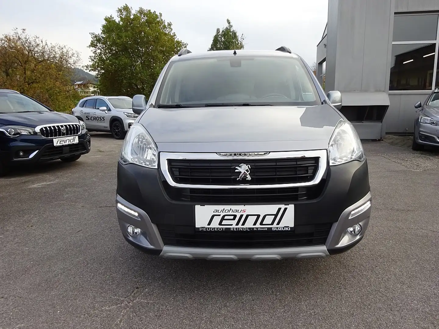 Peugeot Partner Tepee Outdoor 1,6 HDi 120 S&S, Klimaautomatik,G... Grau - 2