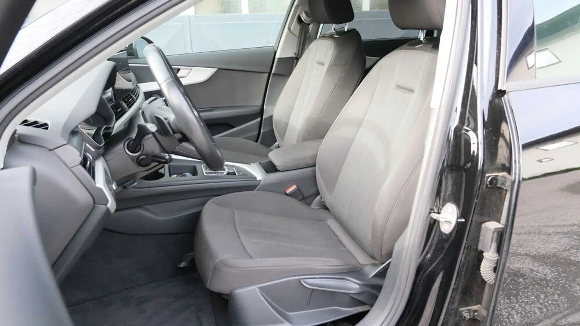 Audi A4 30 TDI advanced Schwarz - 2