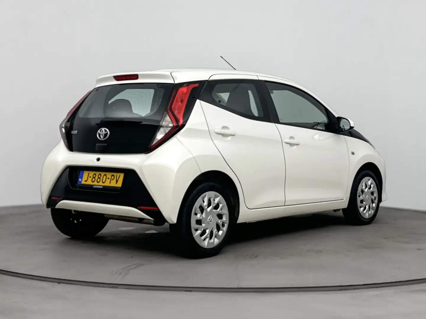 Toyota Aygo 1.0 VVT-i x-play | Apple Carplay /- Android Auto | Wit - 2