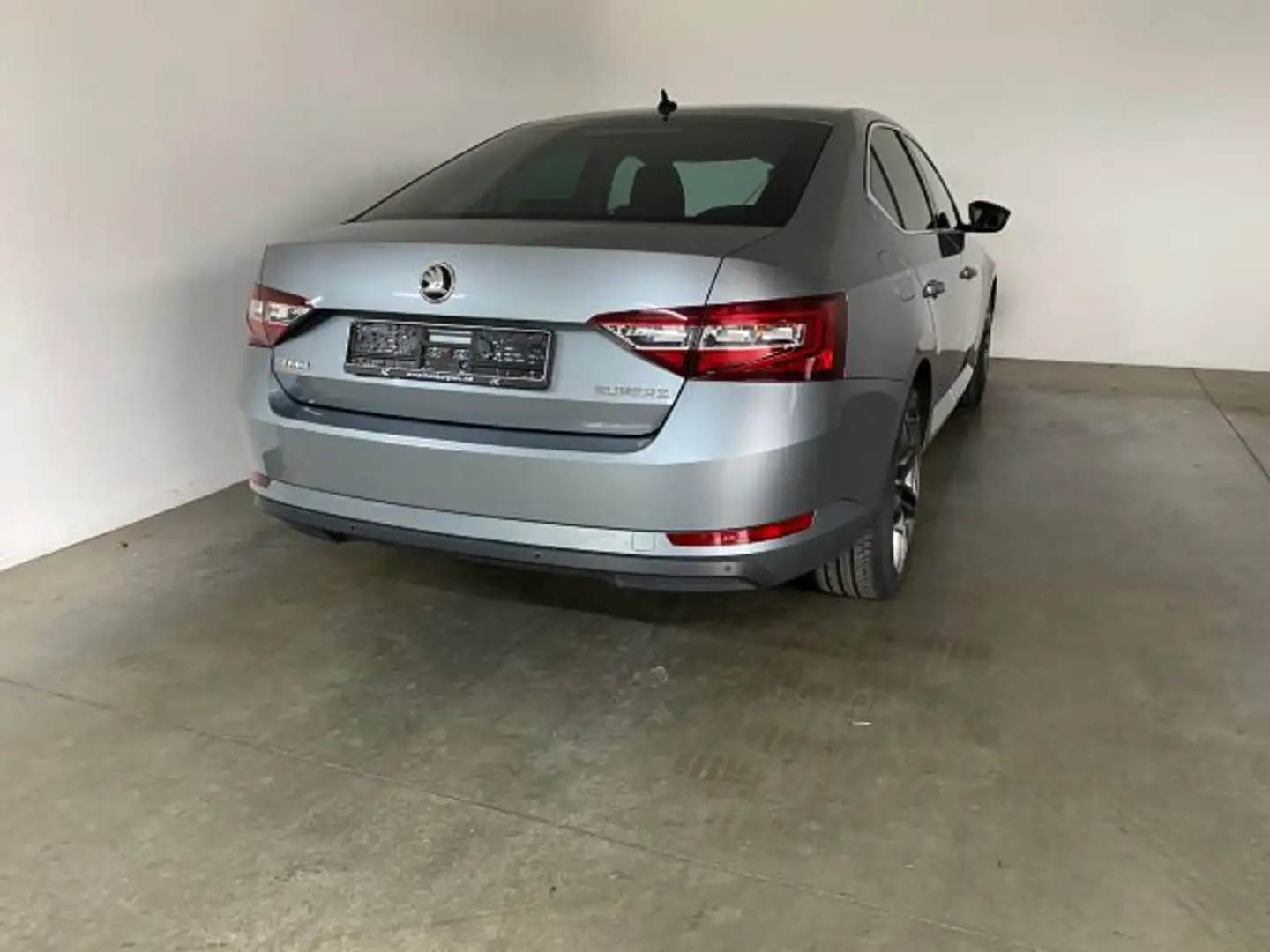 Skoda Superb III Ambition 1.4 TSI SHZ+KLIMAAUTO+XENON Grau - 2