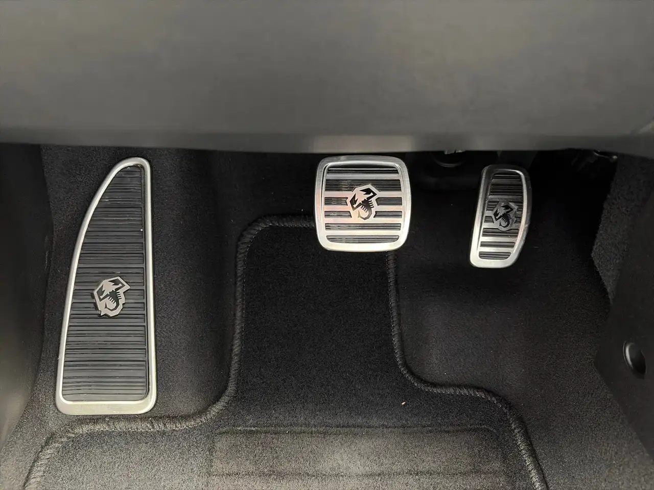 Abarth 500e 2025 — фото 13